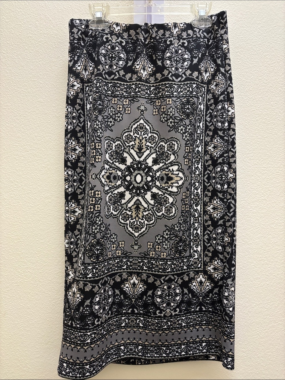 Chelsea & Theodore Black and Gray Medallion Pencil Skirt